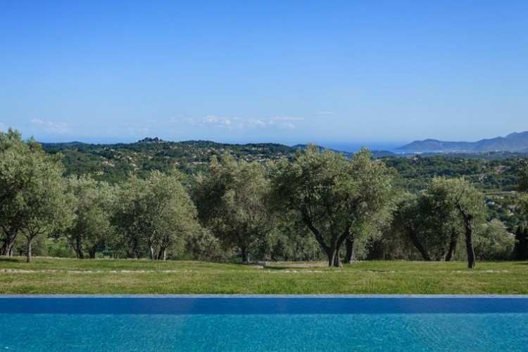 Property for Sale in Property in Châteauneuf-Grasse, Alpes-Maritimes, Provence-Alpes-Côte d'Azur, France