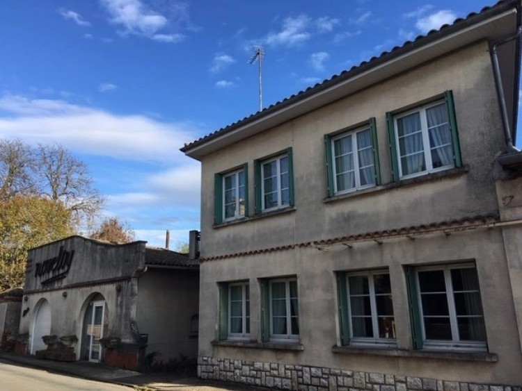 Property for Sale in Village house with high rental and craft potential, Lot-et-Garonne, Near Casseneuil, Lot-et-Garonne, Nouvelle-Aquitaine, France
