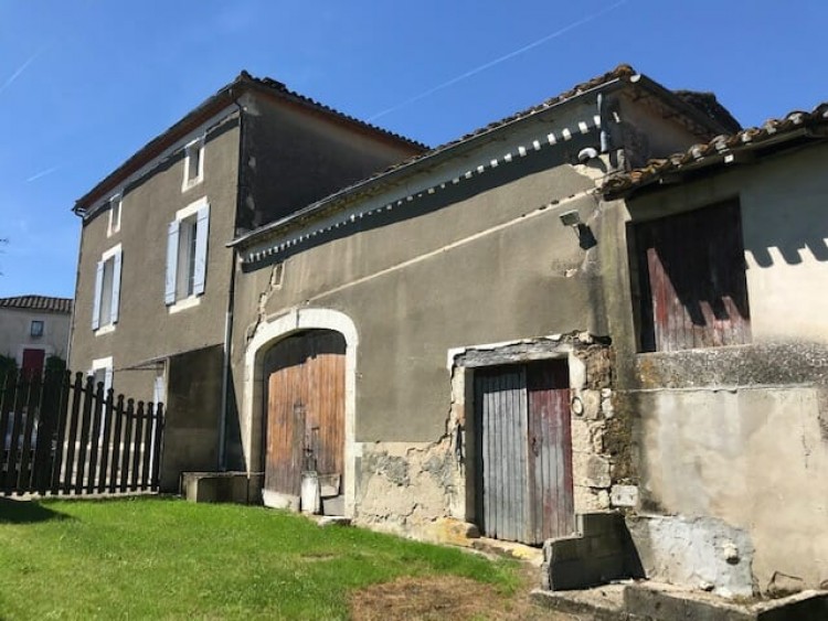 Property for Sale in An imposing Stone Built Property with Outbuildings Situated in a Pretty French Village with basic Amenities including a Bakers 4kms From A Bastide Town, Lot-et-Garonne, Castillonnes, Nouvelle-Aquitaine, France