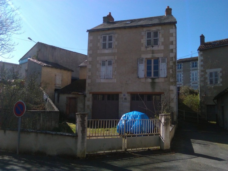 Property for Sale in Town house with garden, Vienne, Near Montmorillon, Vienne, Nouvelle-Aquitaine, France