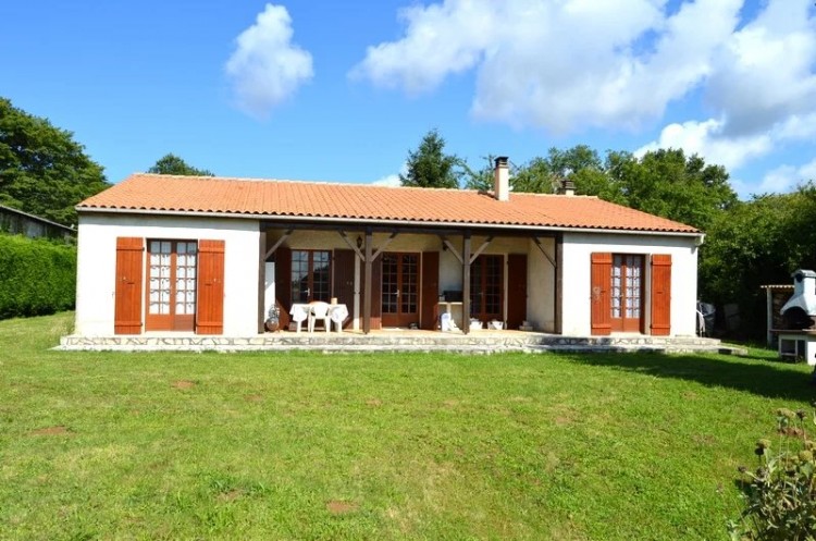 Property for Sale in 4-bed bungalow just 5 minutes from the picturesque village of Nanteuil-en-Valle, Charente, Near Nanteuil-en-Vallée, Charente, Nouvelle-Aquitaine, France