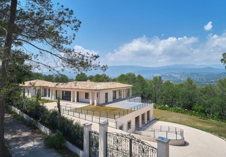 Property for Sale in Villa in Tourrettes, Var, Provence-Alpes-Côte d'Azur, France