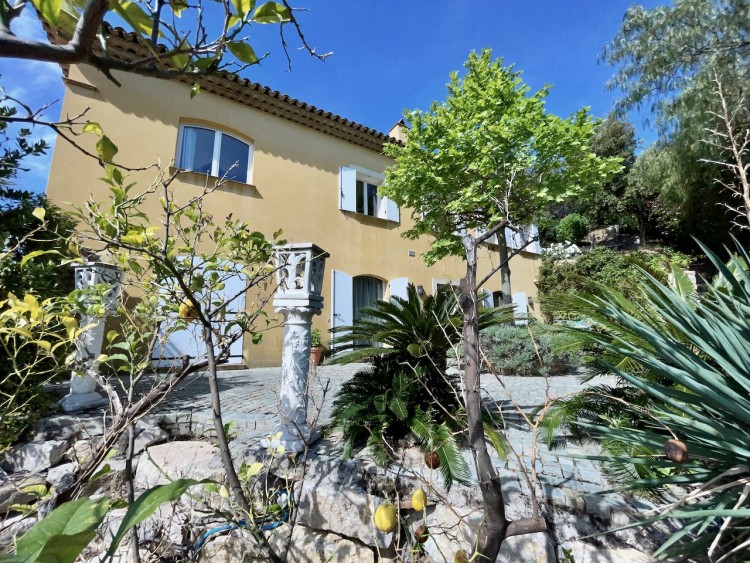 Property for Sale in Villa in Sainte-Maxime, Var, Provence-Alpes-Côte d'Azur, France
