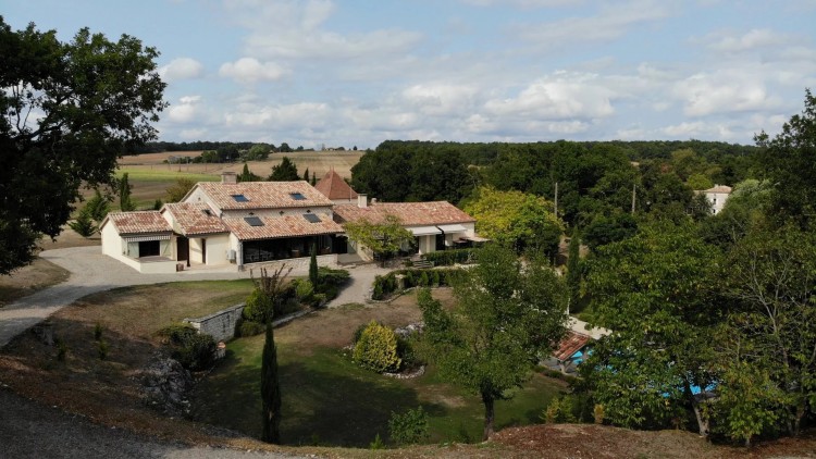 Property for Sale in Stunning restored property on edge of bastide village with pool and tennis court, Lot-et-Garonne, Near Monflanquin, Lot-et-Garonne, Nouvelle-Aquitaine, France