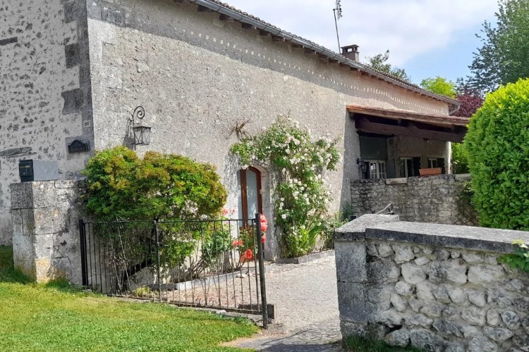 Property for Sale in 4 bed converted barn with garden and pool, Dordogne, Near BOUTEILLES ST SEBASTIEN, Dordogne, Nouvelle-Aquitaine, France