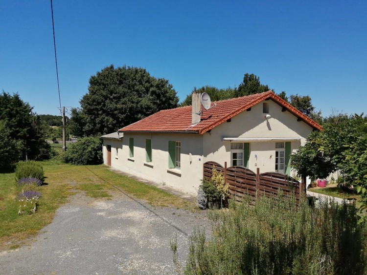 Property for Sale in Pretty bungalow with nice garden, Vienne, Near Civray, Vienne, Nouvelle-Aquitaine, France