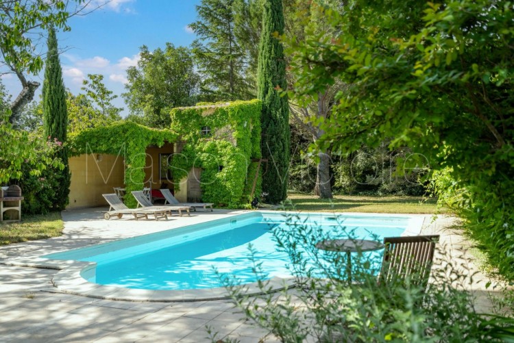 Property for Sale in Beautiful bastide property close to the famous town of L'Isle sur la, Vaucluse, L'isle-Sur-La-Sorgue, Provence-Alpes-Côte d'Azur, France