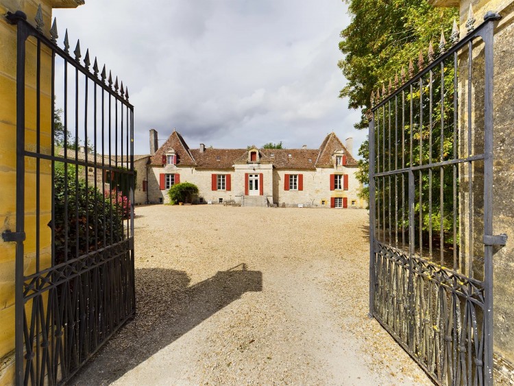 Property for Sale in Exceptional Chateau in an exceptional location 10 minutes from Bergerac, Dordogne, Near Saussignac, Dordogne, Nouvelle-Aquitaine, France