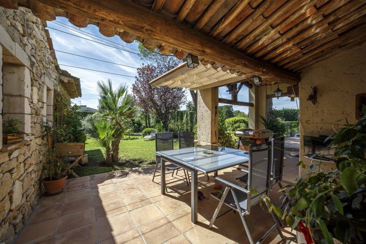 Property for Sale in House in Châteauneuf-Grasse, Alpes-Maritimes, Provence-Alpes-Côte d'Azur, France