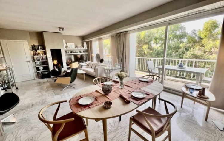 Property for Sale in Apartment in Antibes, Alpes-Maritimes, Provence-Alpes-Côte d'Azur, France