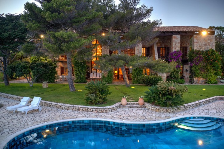 Property for Sale in Villa in Saint-Raphaël, Var, Provence-Alpes-Côte d'Azur, France