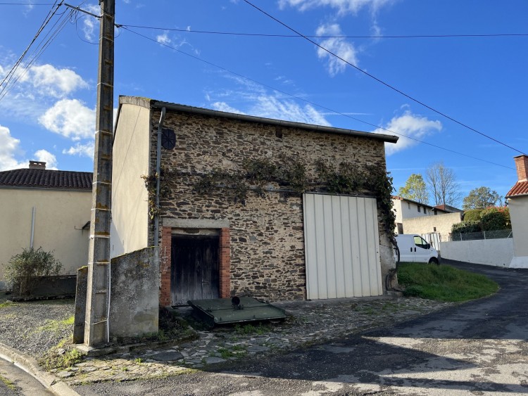 Property for Sale in Traditional cottage in the heart of the countryside with barn and land, Haute-Vienne, Near Bussière-Poitevine, Haute-Vienne, Nouvelle-Aquitaine, France