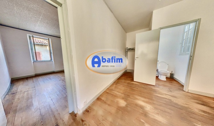 Property for Sale in Commercial premise w/4 bedroom apartment, Haute-Garonne, Saint-médard, Occitanie, France