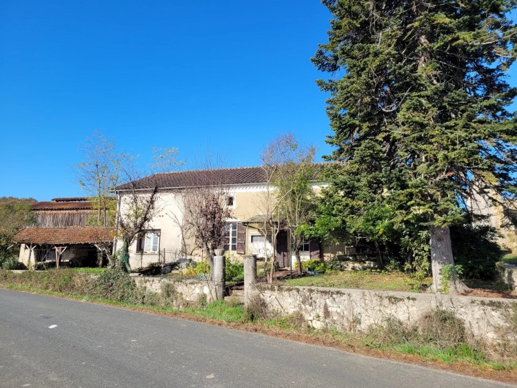 Property for Sale in Stone house to renovate, Lot-et-Garonne, Near Beauville, Lot-et-Garonne, Nouvelle-Aquitaine, France