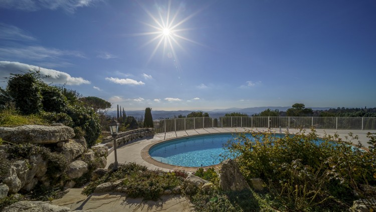 Property for Sale in House in Châteauneuf-Grasse, Alpes-Maritimes, Provence-Alpes-Côte d'Azur, France