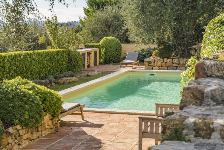 Property for Sale in Villa in Châteauneuf-Grasse, Alpes-Maritimes, Provence-Alpes-Côte d'Azur, France