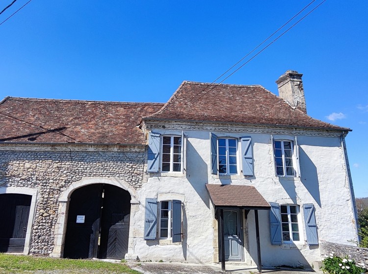 Property for Sale in Charming 18th century farmhouse with 1 hectare of land, Pyrénées-Atlantiques, Nouvelle-Aquitaine, France