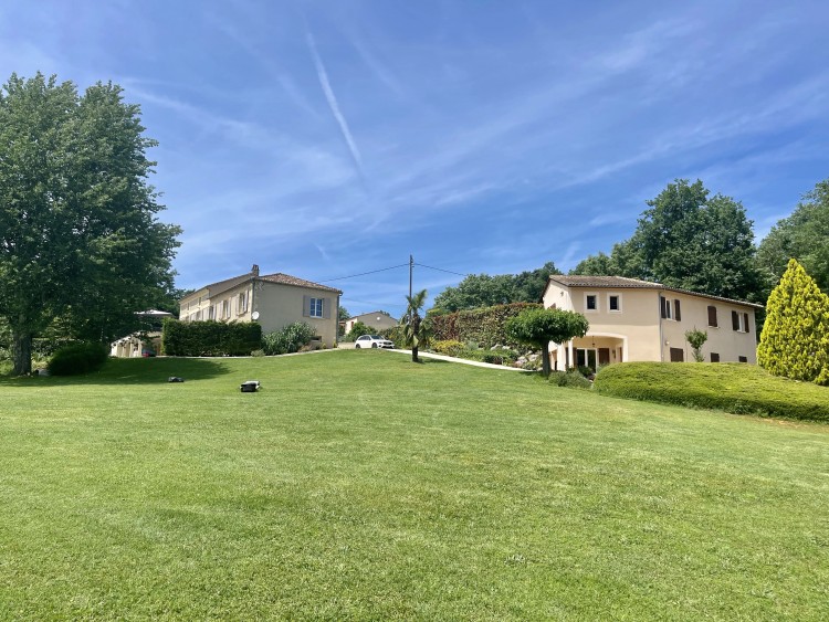 Property for Sale in Large family home with business opportunities, Dordogne, Near Beaumontois en Périgord, Dordogne, Nouvelle-Aquitaine, France