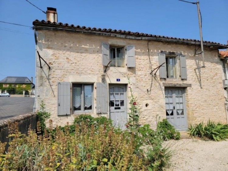 Property for Sale in Pretty character house 5 minutes' walk from Civray town centre, Vienne, Civray, Nouvelle-Aquitaine, France