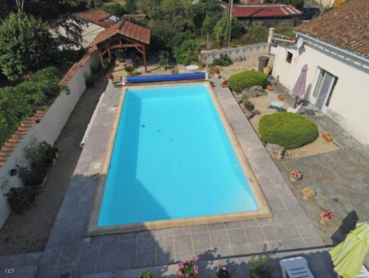 Property for Sale in Well Maintained 4 Bedroom Stone Property With A Swimming Pool Near Civray, Vienne, Civray, Nouvelle-Aquitaine, France