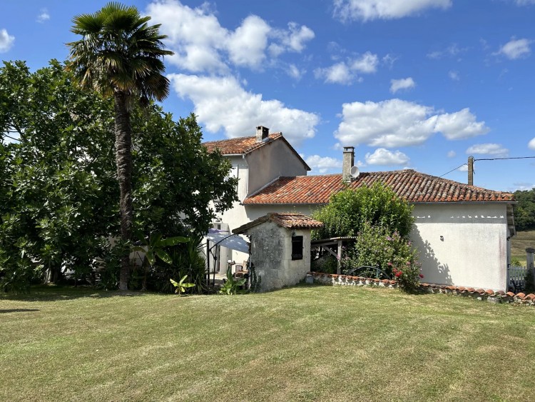 Property for Sale in Beautiful property with stunning views, Charente, Near Brie-sous-Chalais, Charente, Nouvelle-Aquitaine, France