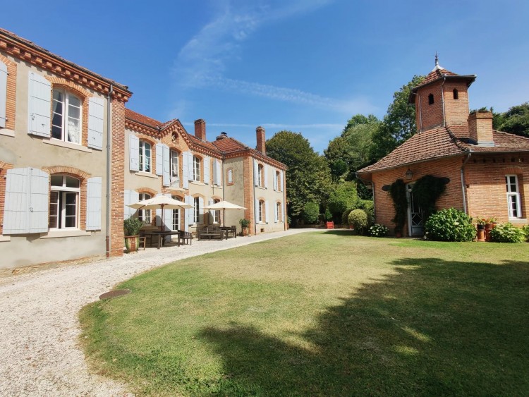 Property for Sale in Stunning historic mansion with vast gardens and pool, Ariège, Near Pamiers, Ariège, Occitanie, France