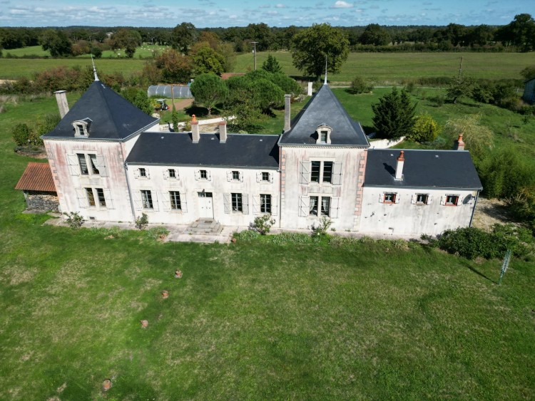 Property for Sale in Gorgeous 6 bedroom chateau in 5 hectares of land, with 4 bathrooms, Haute-Vienne, Near Val-d?Oire-et-Gartempe, Haute-Vienne, Nouvelle-Aquitaine, France