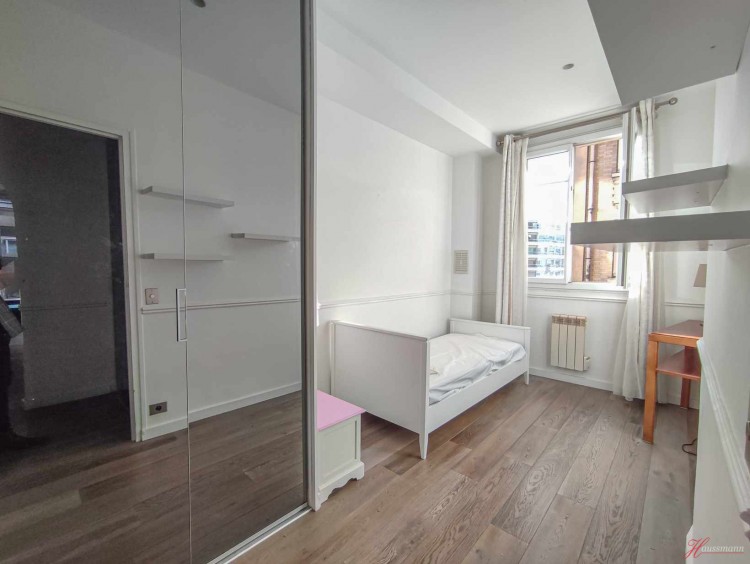 Property for Sale in 5-room family apartment on a prestigious avenue, Paris, Raymond Poincare, Île-de-France, France