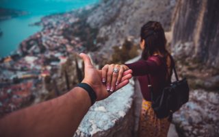 French Verb Focus: Tenir (To Hold)