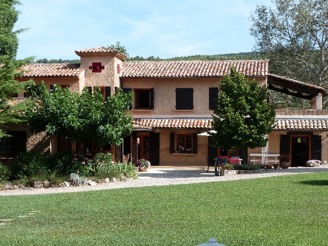 Beautiful 5 bed Provencal villa with 2.5 hectares and pool, near Villecroze
