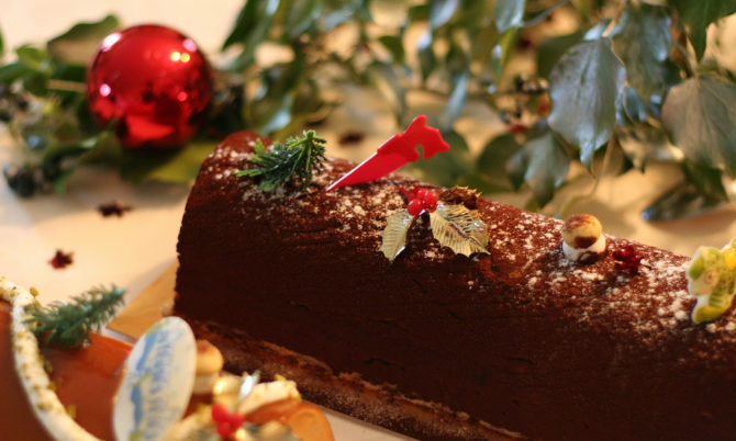 La Bûche de Noël, cây bánh ngọt truyền thống của Pháp, rất phù hợp để làm quà tặng dịp Giáng Sinh. Xem hình ảnh về La Bûche de Noël để cảm nhận sự ngon miệng và độc đáo của món bánh này. (Translation: La Bûche de Noël, the traditional French cake, is a great gift for Christmas. Watch the image of La Bûche de Noël to taste the delicious and unique flavor of this cake.)