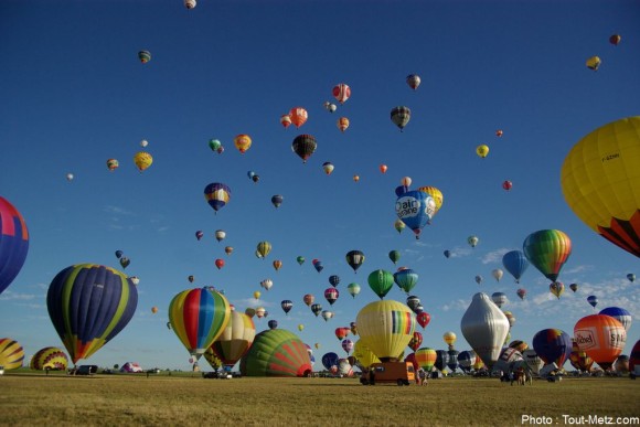World Record in France, 408 Hot-air Balloons Take to the Sky Together