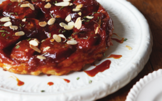 Tarte tatin au romarin et amandes grillées