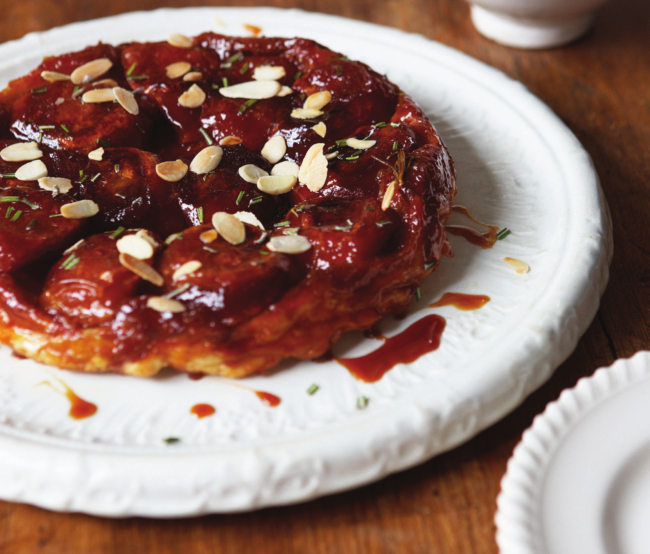 Tarte tatin au romarin et amandes grillées