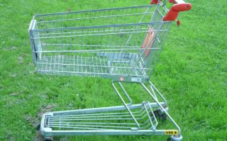 French supermarkets must give unsold food to charity