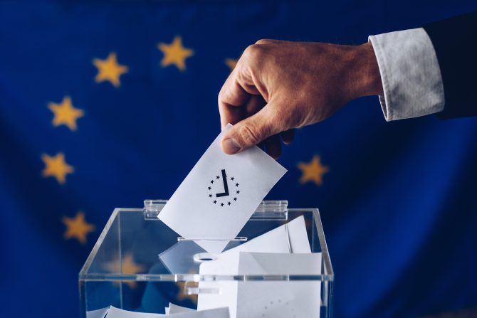 News Digest: Will Foreigners Receive the Right to Vote in France?