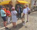 Sian leading a tour in Arles 20.9. 24-1 Credit @trebclef