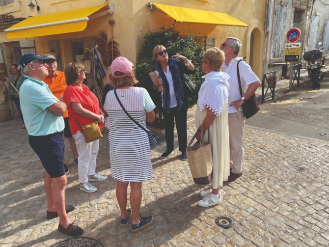 Sian leading a tour in Arles 20.9. 24-1 Credit @trebclef