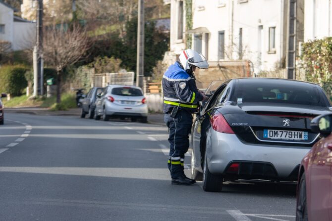 What to do if you are stopped by the gendarmes while driving in France