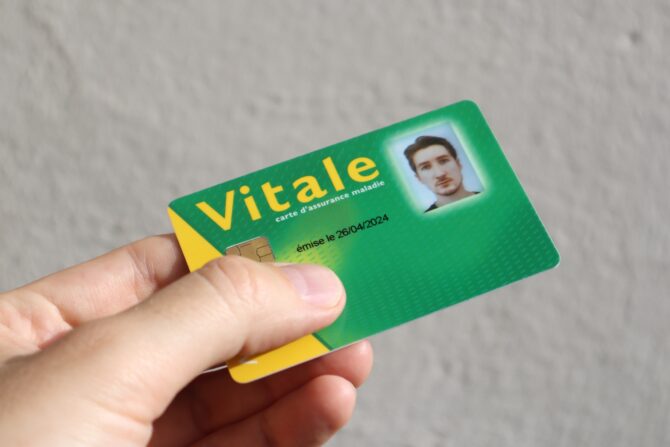 How do Visa Health Insurance and State Healthcare work in France?