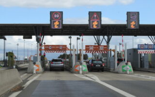 Businesses and Tolls To Reject British Bank Cards: News Digest